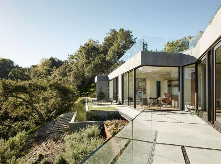beton haus glas zimmer fliesen terrasse gelaender modern stil