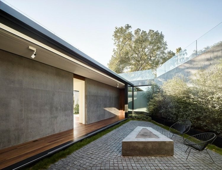 beton haus wand pflasterstein innenhof stuehle modern design