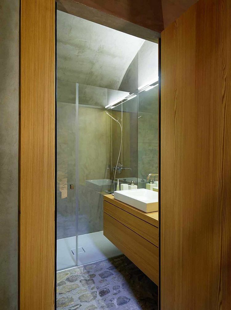beton stein badezimmer holz waschkonsole waschbecken dusche glas