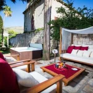 bilder romantisch terrassengestaltung couch himmelbett weiss beere couchtisch holz