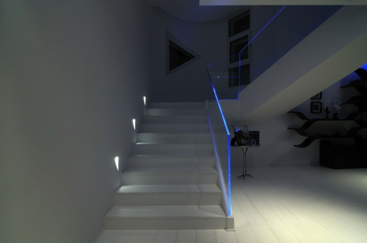 blau beleuchtung treppe weiss stufen gelaender glas flur
