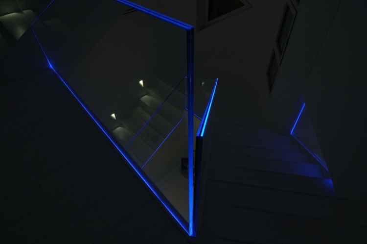 blau gelaender glas beleuchtung treppe design