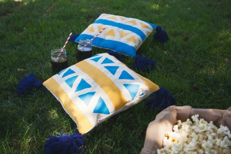 bodenkissen für garten quasten blau zickzack outdoor sitzbereich popcorn