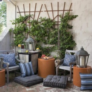 bodenkissen für garten terrasse mediterran blau gestaltung laterne spalier kletterpflanze