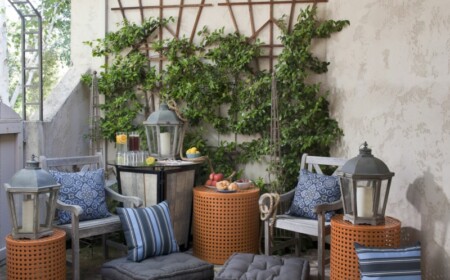 bodenkissen für garten terrasse mediterran blau gestaltung laterne spalier kletterpflanze