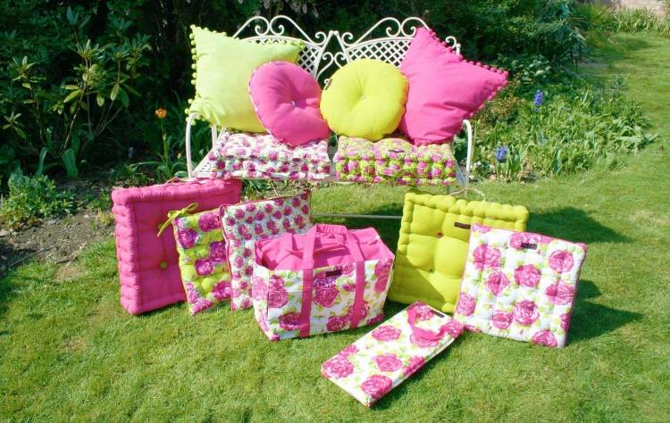 Bodenkissen für Garten oder Terrasse -pink-gruen-blumenmuster-rasen-blumen-picknicktasche