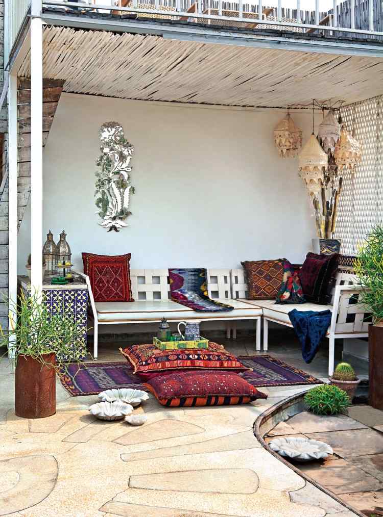 bodenkissen-garten-terrasse-lounge-boho-deko-teppich-orientalisch-muster-fliesen-terrakotta