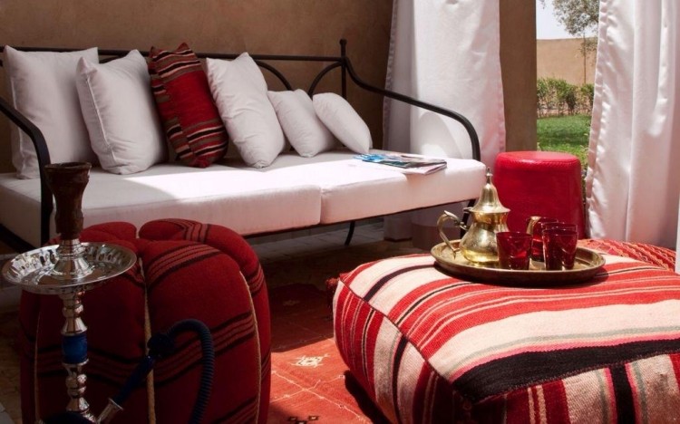 bodenkissen-garten-terrasse-lounge-rot-weiss-marokkanisch-bank-schischa