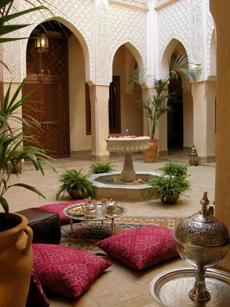 bodenkissen-garten-terrasse-marokkanisch-ornamente-muster-pink-pflanzen