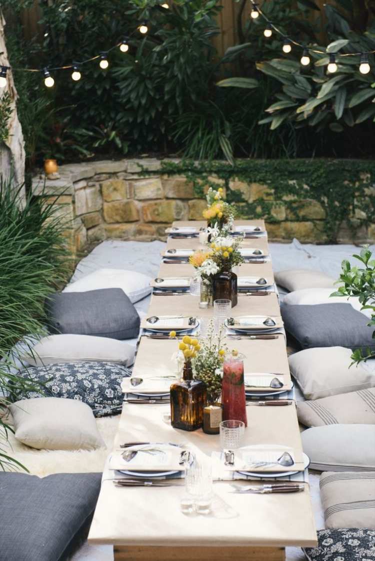 Bodenkissen für Garten oder Terrasse -party-abend-essen-deko-lichterkette