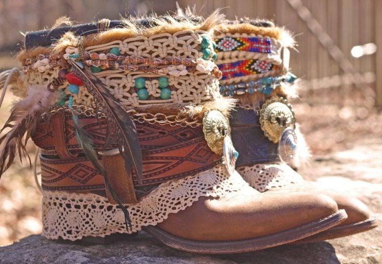 boho boots leder spitze steine federn outfit idee indianer