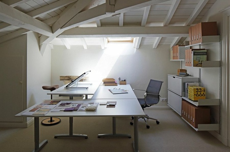 dachfenster home office design decke regal schreibtisch weiss dachbalken