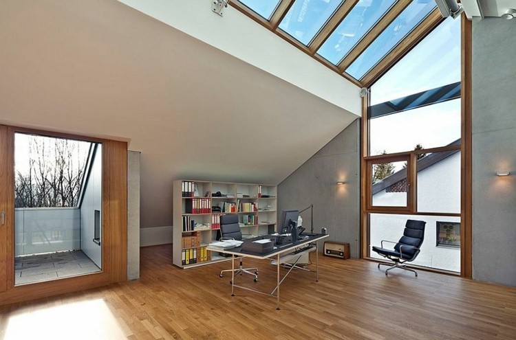 dachfenster home office skylight idee modern schreibtisch regal parkett balkon