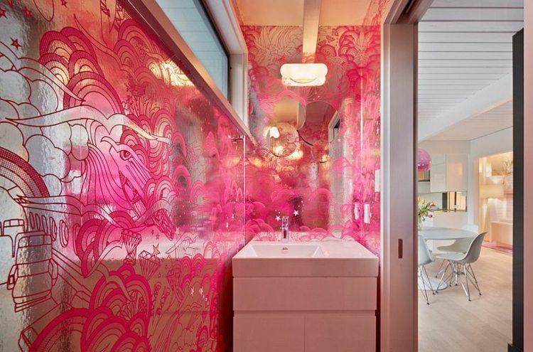 design gaeste wc spiegelwand fuchsia farbe weiss schrank