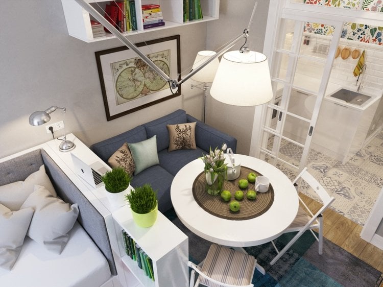 design idee mini wohnzimmer eintichtung moebel couch blau esstisch kueche lampe regal
