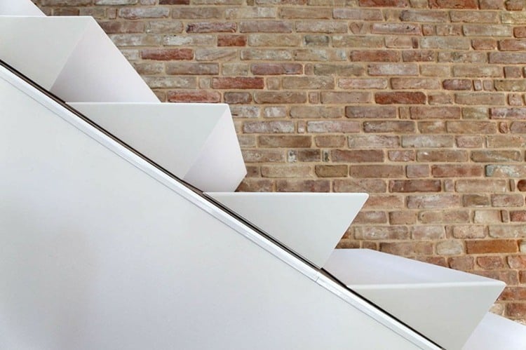 design idee stufen treppe keil form weiss backstein modern