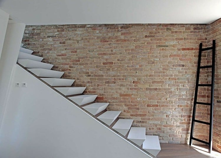design interieur treppe keilform weiss leiter bachsteinwand