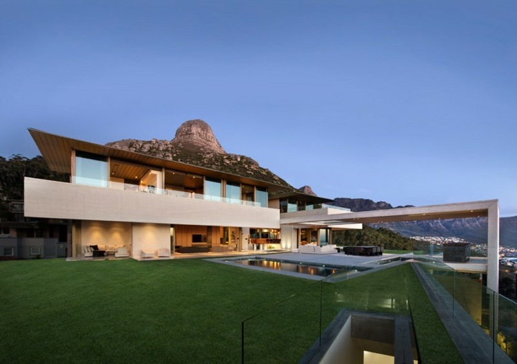 einrichtung im minimalistischen stil garten rasen terrasse kapstadt berg