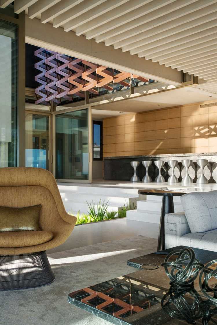 einrichtung im minimalistischen stil wohnzimmer couchtisch sessel barhocker metall