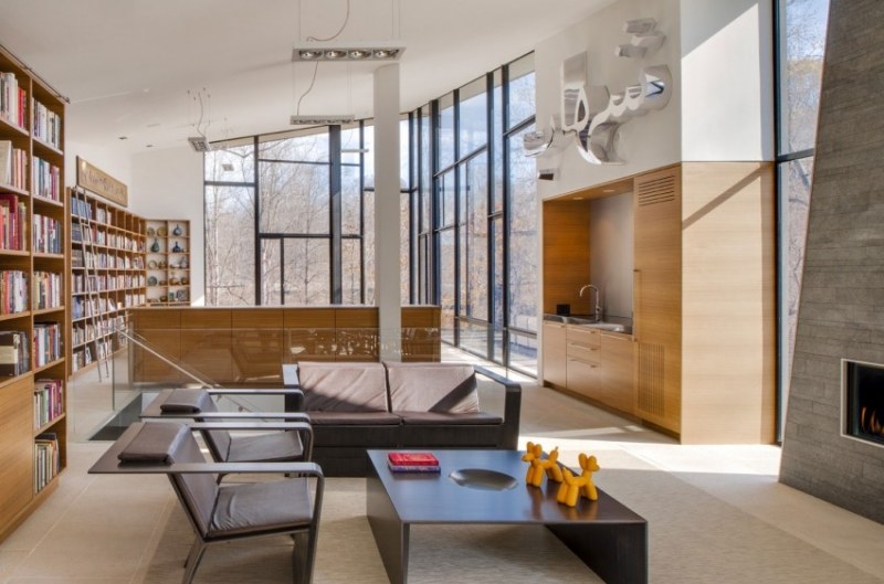 einrichtung-wohnzimmer-couch-sessel-modern-minimalistisch-schwarz-leder-bibliothek-einbaukueche-fensterwand