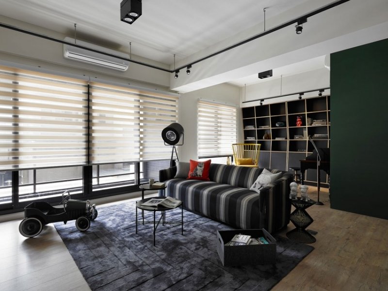 einrichtung-wohnzimmer-couch-teppich-dunkelgrau-schwarz-wandregal-retrowagen-klein-modern