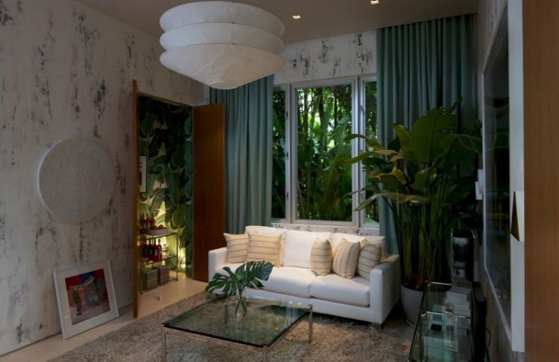 einrichtung-wohnzimmer-couch-weiss-leuchte-mittig-weiss-pflanzen-couchtisch-glas