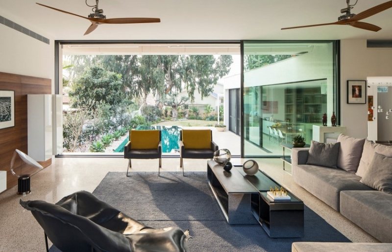 einrichtung-wohnzimmer-fensterwand-sofa-polster-velour-grau-garten-schwimmbecken