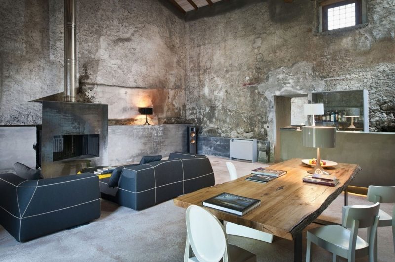 einrichtung-wohnzimmer-industriedesign-putz-grau-beton-theke-essecke-couch-kaminofen-stahl