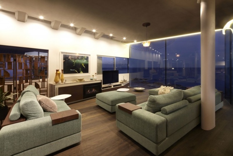 einrichtung-wohnzimmer-meeresblick-spots-couch-pastellgruen-tvwand-deko