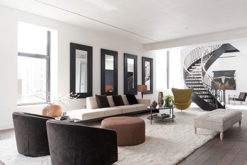 einrichtung-wohnzimmer-pastell-farben-couch-sessel-polster-treppe-egg-chair-fenster-spiegel