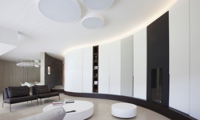 einrichtung-wohnzimmer-schwarz-weiss-minimalistisch-modern-wand-gewoelbt-rund-deckenleuchte-couchtische