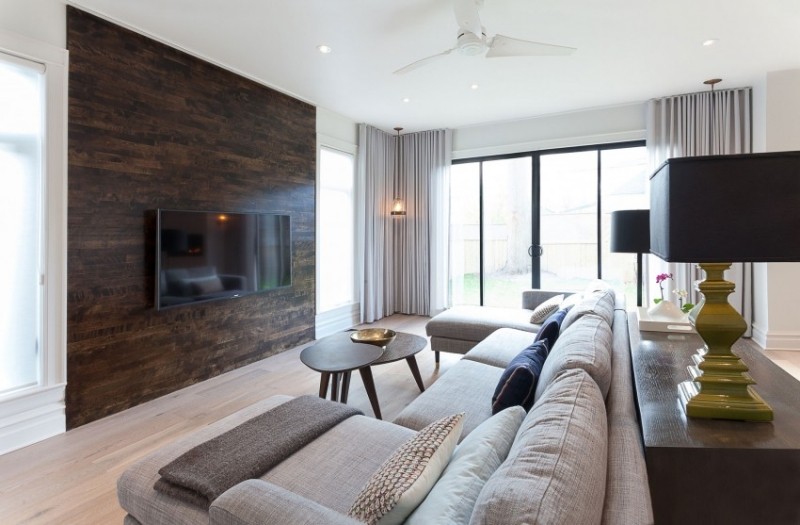 einrichtung-wohnzimmer-sofa-gross-grau-fernseher-wandverkleidung-holz-dunkel-terrassenfenster