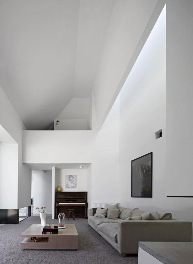 einrichtung-wohnzimmer-teppichboden-grau-couch-velour-klavier-antik-weiss-bild