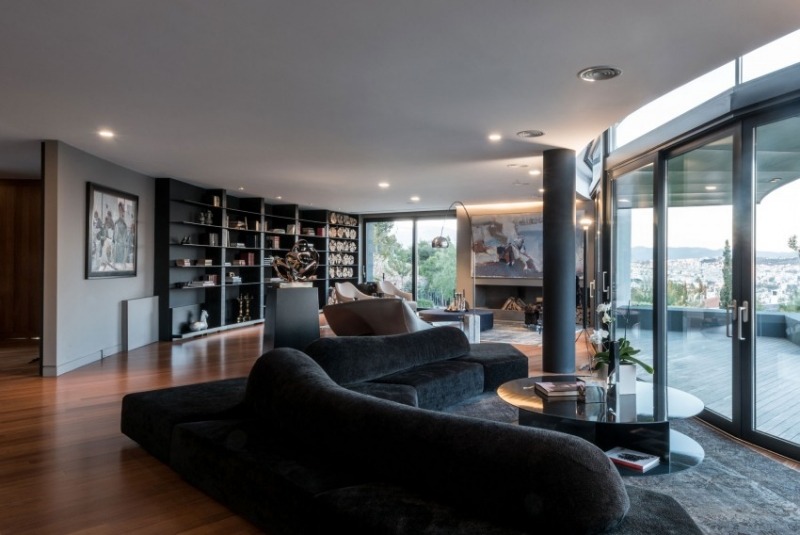 Einrichtung fürs Wohnzimmer -terrassentueren-couch-schwarz-organisch-samt-polster-couchtisch-hochglanz
