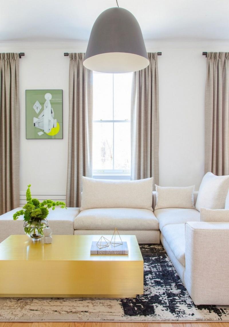 Einrichtung fürs Wohnzimmer -weiss-couch-couchtisch-gelbbild-detail-farbe-teppich