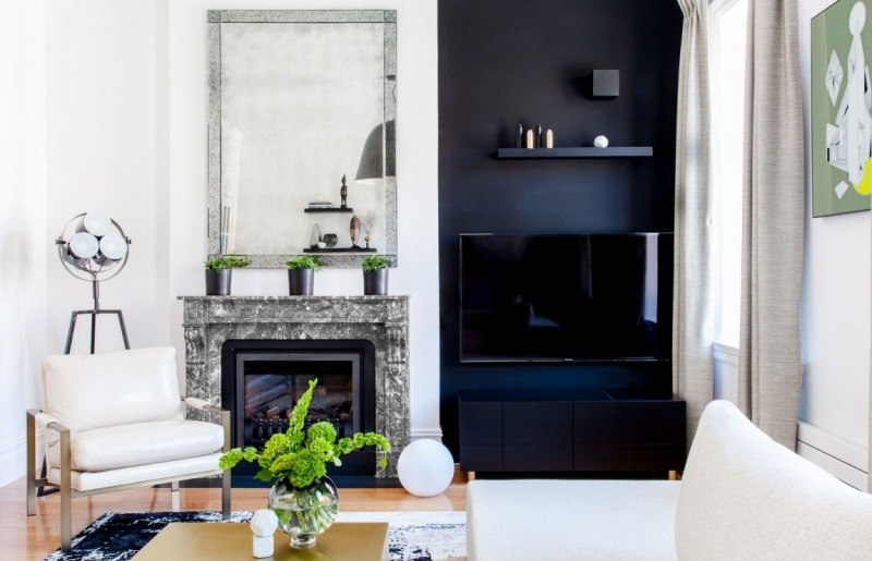 Einrichtung fürs Wohnzimmer -weiss-couch-sessel-kaminofen-marmor-tvwand-schwarz