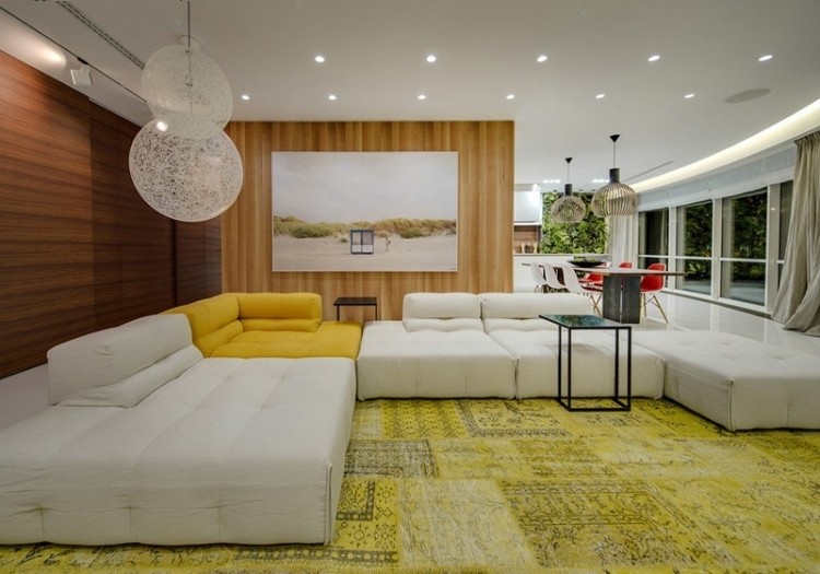 Einrichtungsideen im Natur-Look wohnzimmer-weisse-sofa-landschaft-gemusterter-teppich