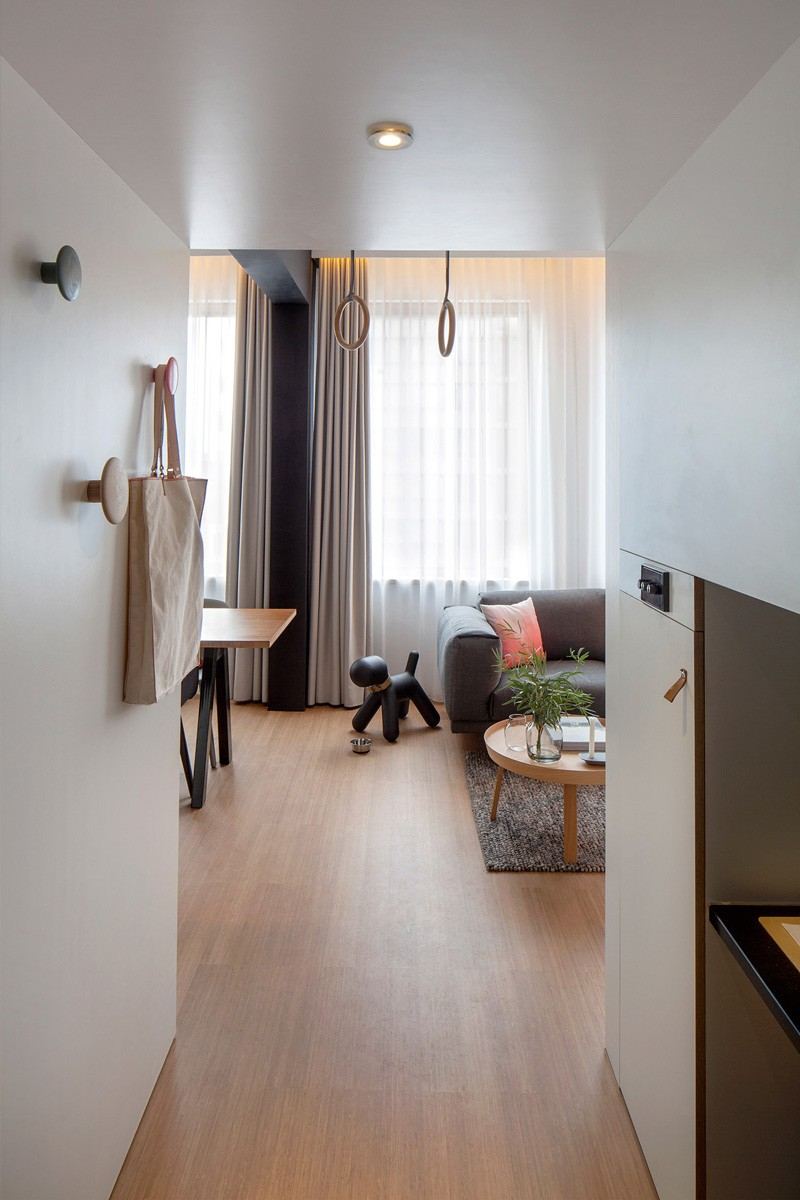 einzimmerwohnung-gestalten-flur-eingang-garderobe-couch-funktional-praktisch-schlicht