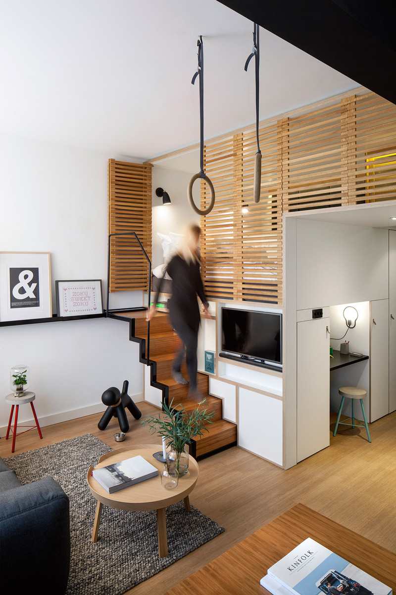 Einzimmerwohnung gestalten -funktion-schlafbereich-trppe-versteckt-couch-kaffeetisch-praktisch