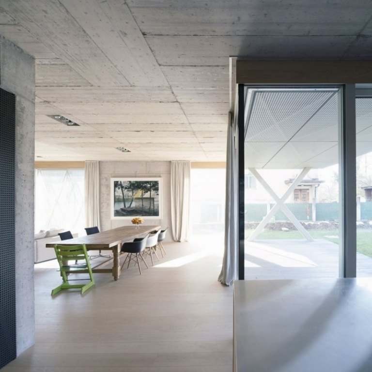 Esszimmer Einrichtung -beton-decke-esstisch-massivholz-stuehle-bild-gruen-glaswaende-vorhaenge