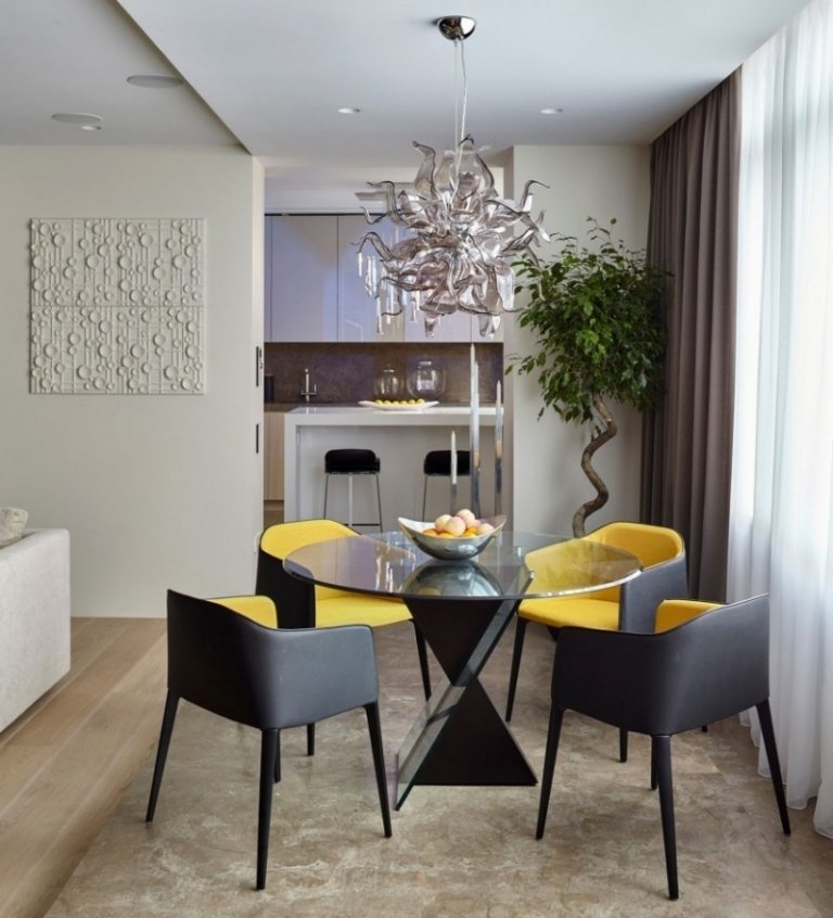 esszimmer-einrichtung-schwarz-stuehle-gelb-polsterung-teppich-beige-kronleuchter-abstrakt-wohnzimmer-pflanze