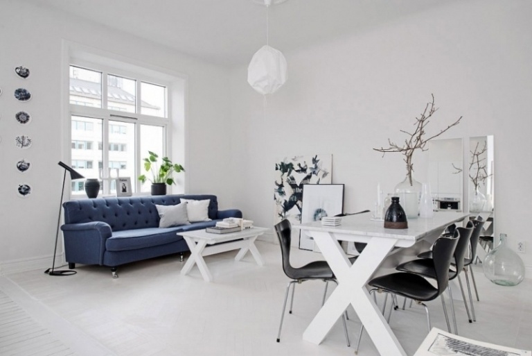 Esszimmer Einrichtung -weiss-esstisch-schwarz-stuehle-couch-polster-blau-skandinavisch-modern-schlicht