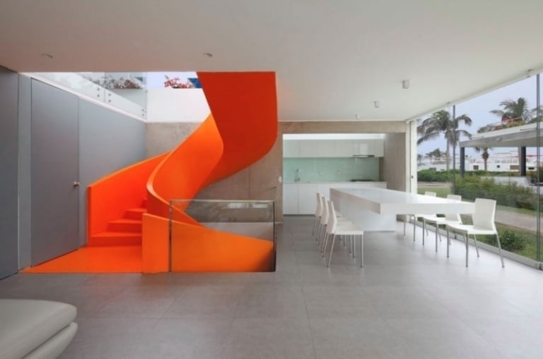 esszimmer-einrichtung-weiss-esstisch-stuehle-treppe-spirale-orange-knall
