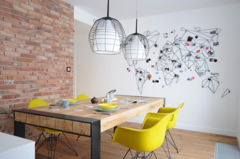 Esszimmer Einrichtung -weltkarte-geometrisch-abstrakt-esstisch-massivholz-plastik-stuhl-gelb