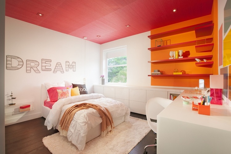 Farben im Kinderzimmer -madchen-rote-decke-orange-akzentwand-weisse-moebel