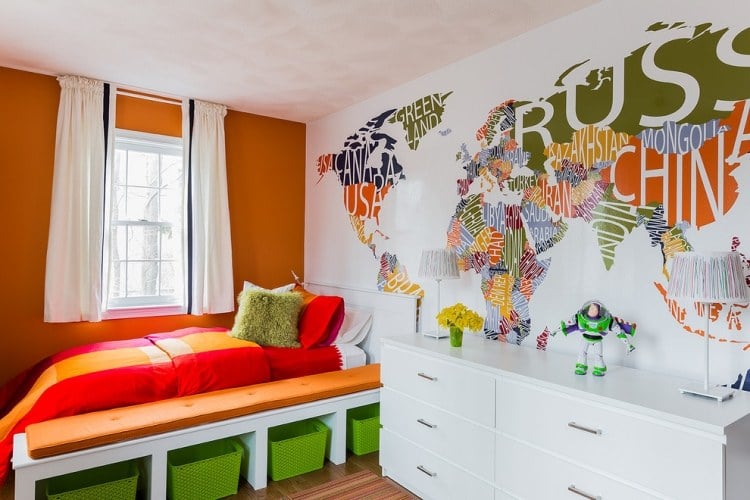Farben im Kinderzimmer orange-akzentwand-gruene-akzente-wanddeko-weltkarte