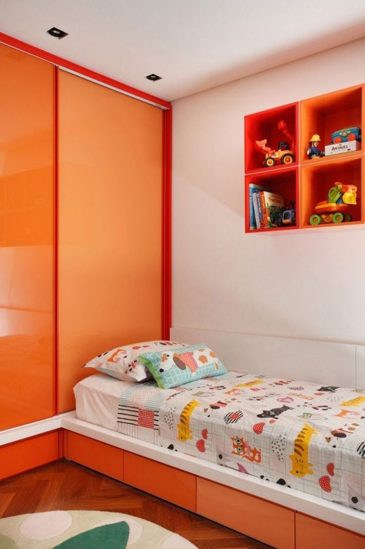 farben-kinderzimmer-orange-einbauschrank-matt-hochglanz