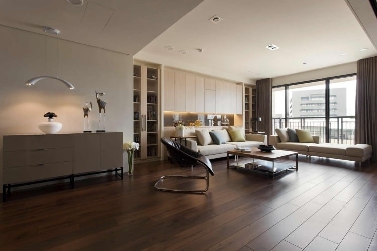 Nach Feng Shui Wohnzimmer einrichten -braun-beige-holzboden-sofa-beige-creme-weiss