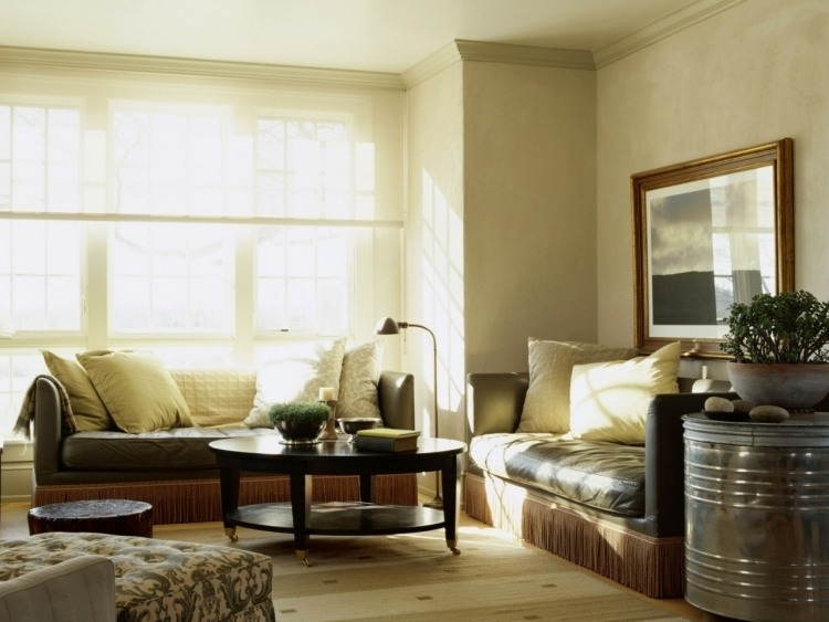 feng-shui-wohnzimmer-einrichten-couch-leder-couchtisch-rund-kissen-deko-fenster-bild-licht