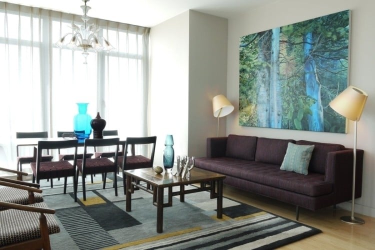 Nach Feng Shui Wohnzimmer einrichten -erdtoene-couch-leselampe-bild-wald-teppich-couchtisch-essbereich